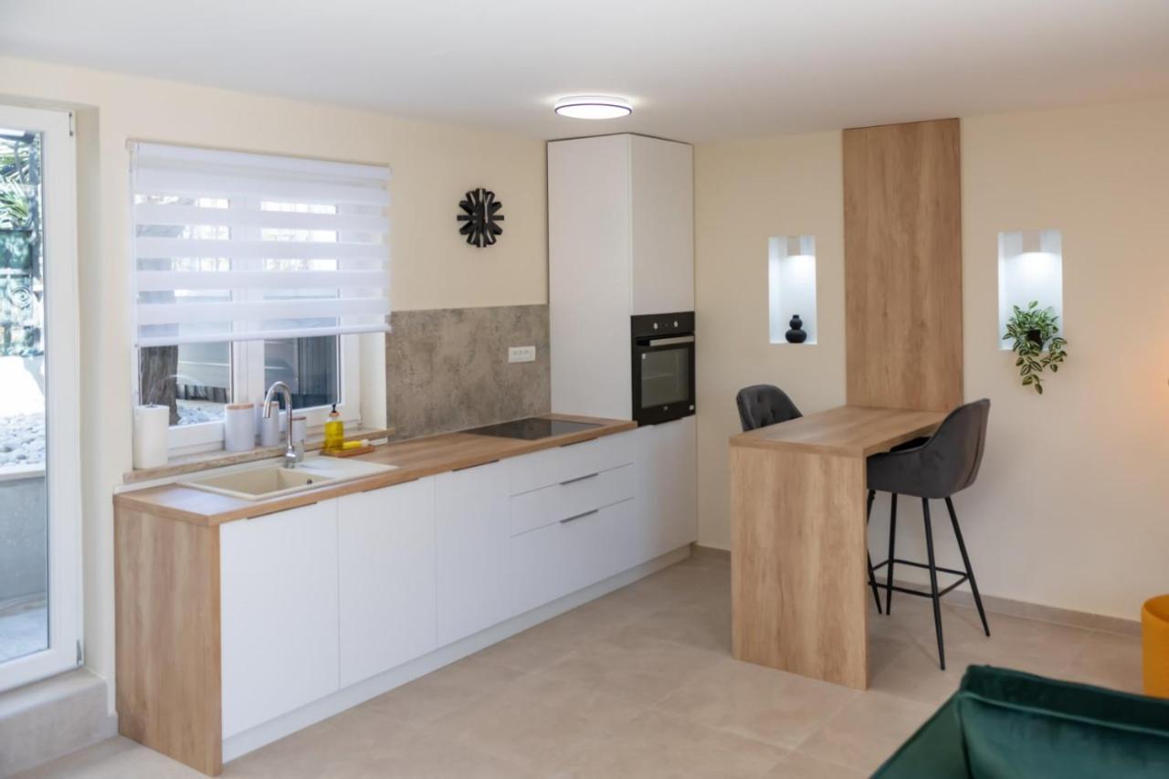 Studio Apartment Mare With Private Garden And Jacuzzi Vinkuran Exterior foto